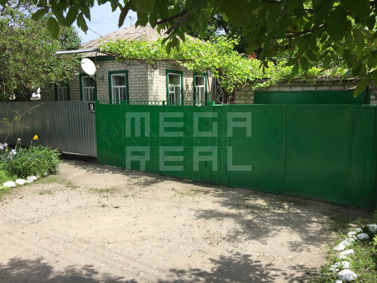 Улица Дружба КЧР зеленые ворота домов