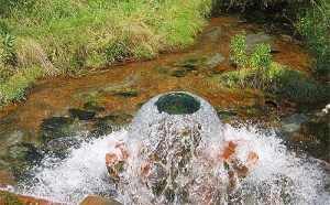 Артезианская вода располагается в глубинных слоях Земли. Она считается чистой и абсолютно безопасной для употребления. Для добычи полезной для людей жидкости обустраиваются специальные скважины.