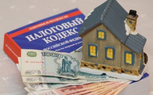 В новом году в России вступят в силу изменения, которые касаются расчета налога на недвижимость, включая дома, хозяйственные постройки и квартиры.
В 2019 году налог на недвижимость будут рассчитывать по кадастровой стоимости не в 63, как в прошлом, а уже в 70 регионах страны. Кадастровая стоимость жилья считается более приближенной к рыночной. Переход на данный вид налогообложения в России начали внедрять еще три года назад, однако из-за резкого увеличения нагрузки по уплате налогов для собственников жилья были приняты определенные поправки, в частности был установлено 10% ограничение роста налога.
С начала 2019 года собственники жилья могут оспаривать установленную кадастровую стоимость.
Кроме того, граждане смогут для проведения расчета налогов на имущество обращаться не только в налоговую службу, но и в многофункциональные центры муниципальных и государственных услуг.