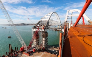 Асфальтобетонное покрытие Крымского моста готово на 70 процентов, рабочие приступили к укладке асфальта на морских участках. Об этом сообщил сегодня замначальника ФКУ 