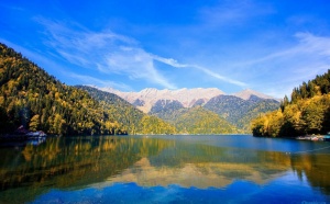 Рица находится в горном районе Абхазии на высоте 950 метров. Это самое известное озеро на Кавказе. Шикарная красота, чистый воздух и заснеженные горы вокруг, создают его неповторимый колорит. Длина составляет около 2 километров, ширина.
