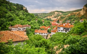 Если вы еще ни разу не были в туристической поездке за границей, начните узнавать новый мир с Болгарии. Страна практически не имеет с нами языкового барьера, а по уровню комфорта отелей и интереса к ней она занимает одно из пяти ведущих мест в мире.