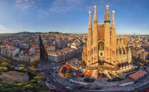 Барселона – один из посещаемых городов не только в Испании, но и в мире. Ежегодно сюда прибывают сотни тысяч людей – кто-то приезжает посмотреть на здешние красоты, поплавать в Средиземном море, а многие стремятся приобрести недвижимость в Барселоне.