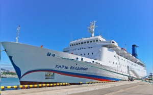 На следующий год запланировано открытие морской линии, которая соединит берега главного российского курорта – Сочи с Абхазией. По маршруту будет курсировать лайнер « Князь Владимир» .