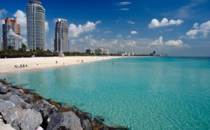 Майами Бич – это один из самых известных курортных городов США, проживать в котором считается престижно. И именно поэтому в данном городе имеют объекты недвижимости многие звезды шоу-бизнеса, политики, бизнесмены.